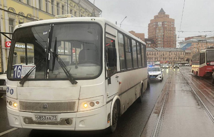 Легковушка «подрезала» автобус на улице Советской в Туле