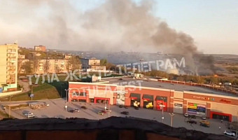 Туляки заметили сильный дым от природного пожара на улице Металлургов