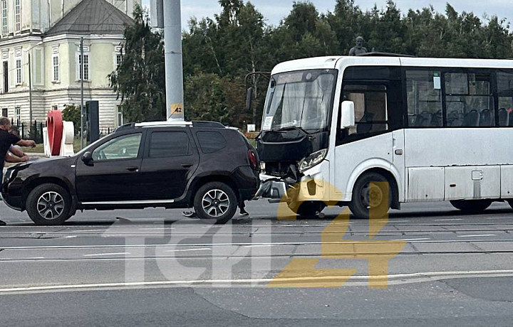 В Туле столкнулись автобус и легковушка у музея оружия