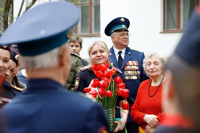 Тульские кадеты и студенты поздравили ветерана Великой Отечественной войны с наступающим Днем Победы