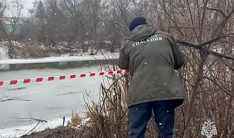 Тульские спасатели установили сигнальные ленты в местах провала людей под лед на реке Упа