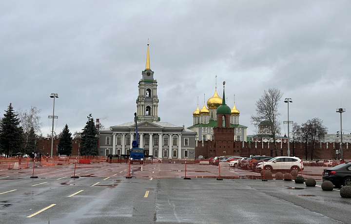 В Туле на площади Ленина начался монтаж Губернского катка