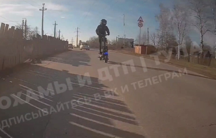 В Туле засняли на видео самокатчика, обгоняющего автомобили В Туле засняли на видео самокатчика, обгоняющего автомобили