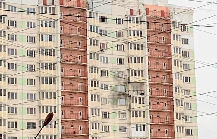 В многоэтажке на улице Хворостухина в Туле, пострадавшей от БПЛА, установили новые окна