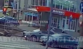 «Подлетел вверх ногами»: в Туле сбили доставщика-нарушителя