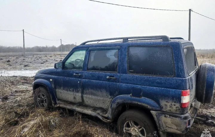 Тульский спасатель помог вытащить автомобиль из грязи