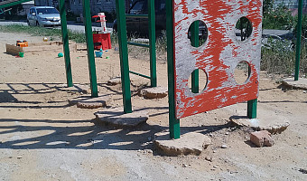 Жители поселка Бородинский пожаловались на опасную детскую площадку на улице Школьной