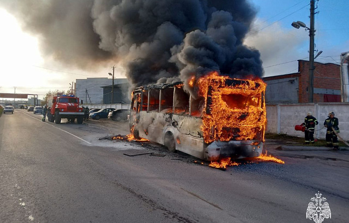 Тульские спасатели потушили пожар в автобусе в Суворове