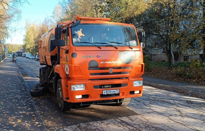 На улицах Тулы 18 октября продолжается уборка дорог и тротуаров