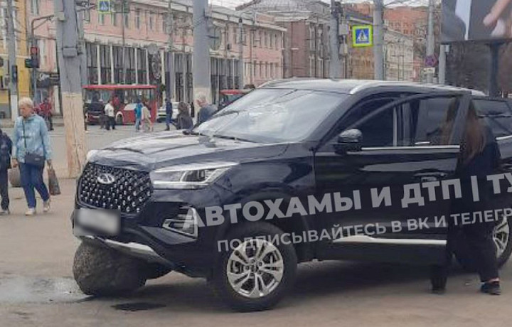 Иномарка залетела на бетонную сферу при выезде с парковки в Туле Иномарка залетела на бетонную сферу при выезде с парковки в Туле