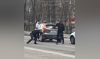 В Туле засняли драку с «перцовкой» между водителями