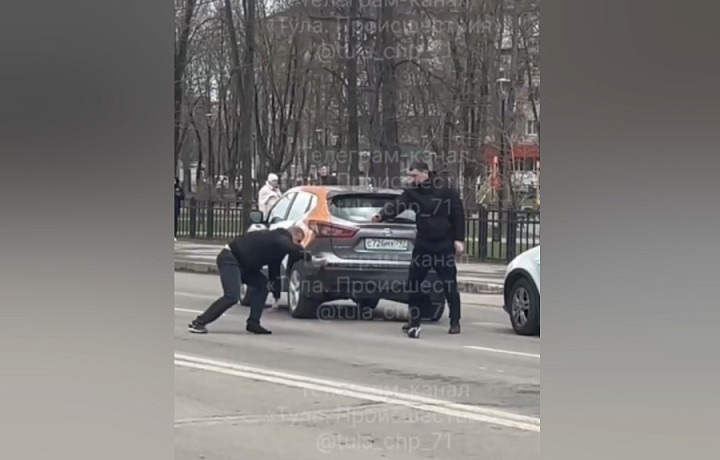 В Туле засняли драку с «перцовкой» между водителями