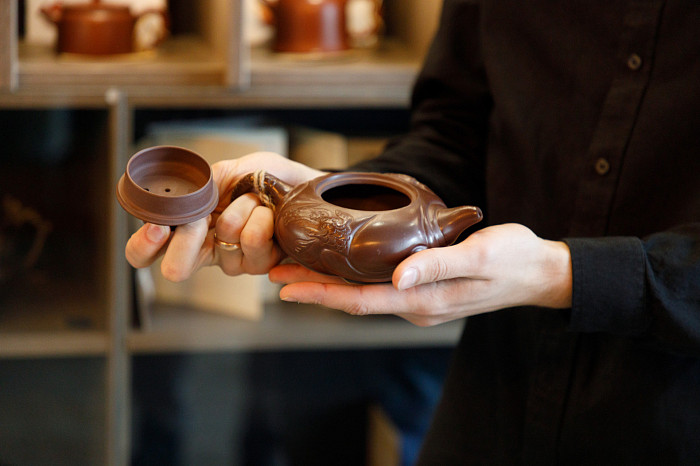 «Лист, застывший во времени»: что такое чайная церемония и как можно заваривать китайский чай