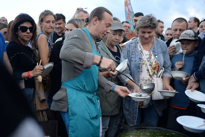 Гастро-школа от Chefs Team Russia, гала-ужин, стендап-сцена с Еленой Новиковой, выступление группы «Квартал» — гастро-пикник «Август» состоится в арт-кэмпе «Дикая Мята»