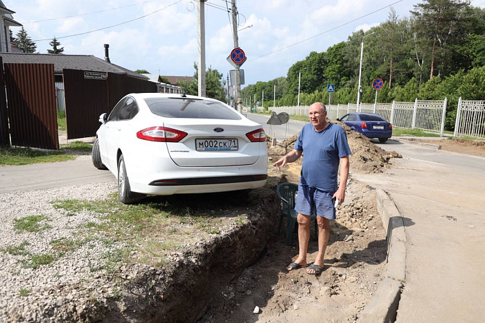 «Копают чуть ли не под машиной»: житель частного дома устроил забастовку из-за расширения улицы Тульского Рабочего Полка