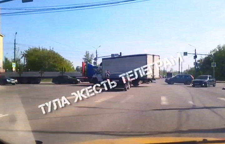 На улице Рязанской в Туле столкнулись легковушка и грузовик