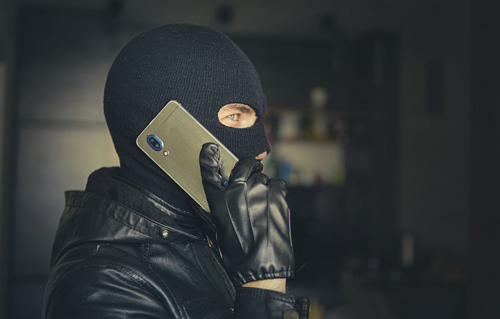 В Новомосковске подросток перевела мошенникам 3,5 млн рублей с телефона своего отца В Новомосковске подросток перевела мошенникам 3,5 млн рублей с телефона своего отца