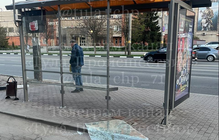 В Туле неизвестные разгромили остановку на Красноармейском проспекте В Туле неизвестные разгромили остановку на Красноармейском проспекте