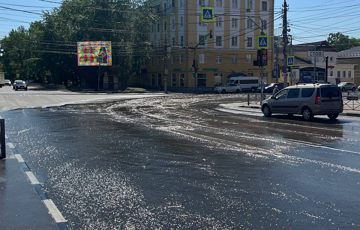 В Туле утром 21 мая затопило проезжую часть на улице Максима Горького