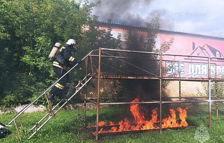 Тульские спасатели отточили навыки борьбы с пожарами на огневой полосе