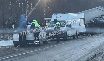 Водителей большегрузов, пострадавших в ДТП в Чернском районе, доставили в больницу