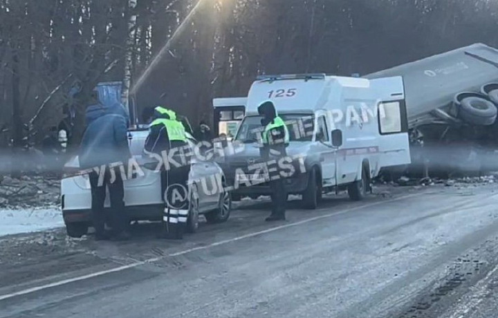 Водителей большегрузов, пострадавших в ДТП в Чернском районе, доставили в больницу