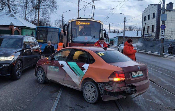 На улице Оборонной в Туле столкнулись два автомобиля каршеринга