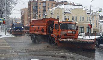 В Туле 5 ноября продолжается уборка улиц и обработка дорог противогололедными материалами