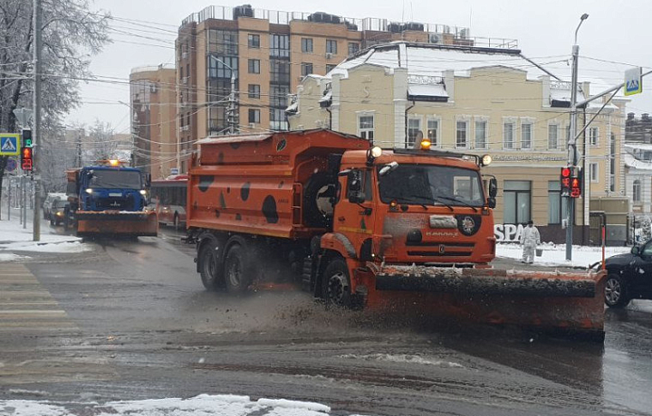 В Туле 5 ноября продолжается уборка улиц и обработка дорог противогололедными материалами