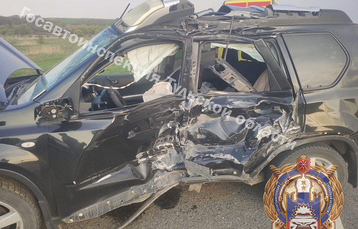 В Веневском районе на трассе Р-132 столкнулись Nissan и MAN - пострадали две девушки В Веневском районе на трассе Р-132 столкнулись Nissan и MAN - пострадали две девушки
