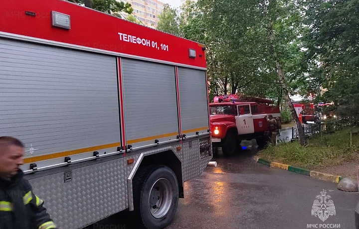 На пожаре в жилом доме в Туле на улице Макаренко пострадал мужчина