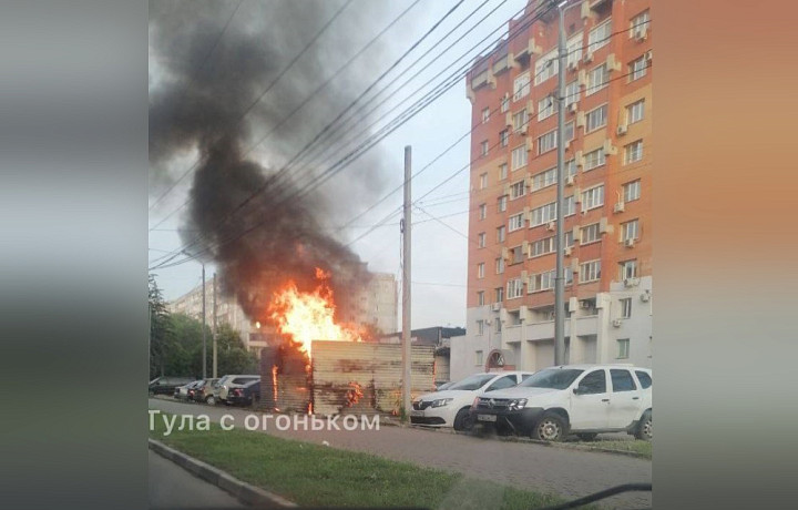 В Туле потушили загоревшийся мусор рядом с ТЦ «Утюг»