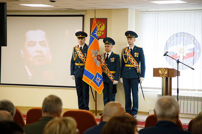 Глава тульского МЧС поздравил спасателей с Днем пожарной охраны