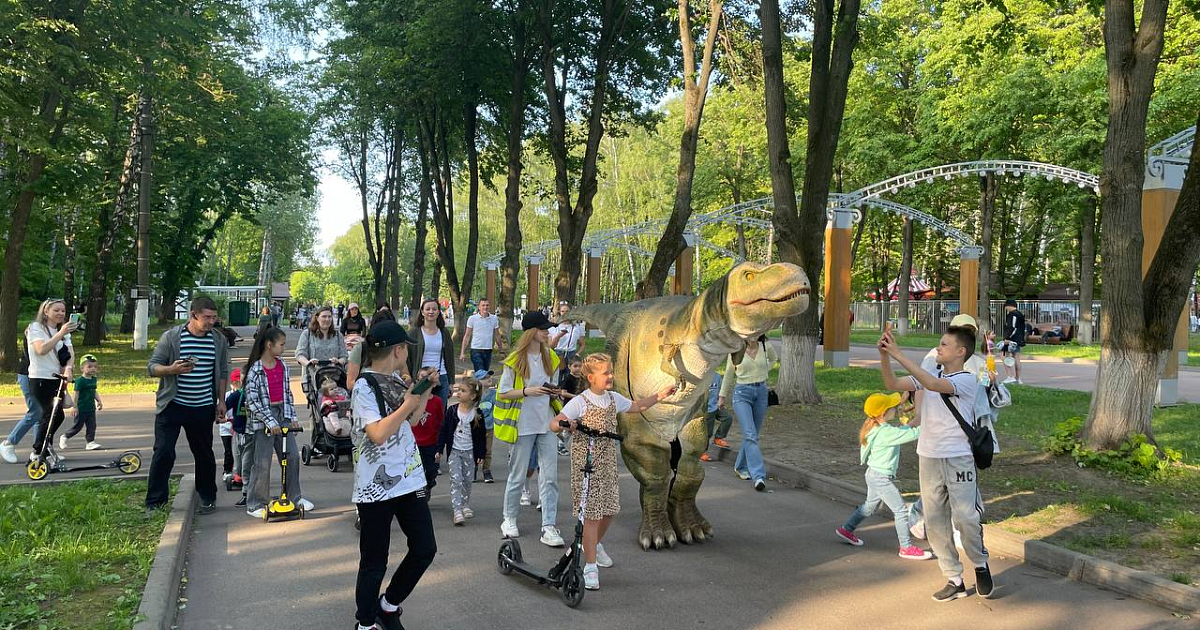 Белоусовский парк 1 июня. Динопарк в Туле в Белоусовском парке. Белоусовский парк Тула динозавры. Центральный парк Тула динозавры. Белоусовский парк Тула аттракционы.