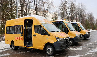 В Новомосковск поступили пять новых школьных автобусов