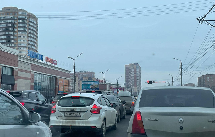 Огромная пробка собралась из-за ДТП на проспекте Ленина в Туле