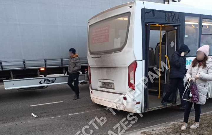 На улице Рязанской в Туле у пассажирского автобуса на ходу отвалилось колесо