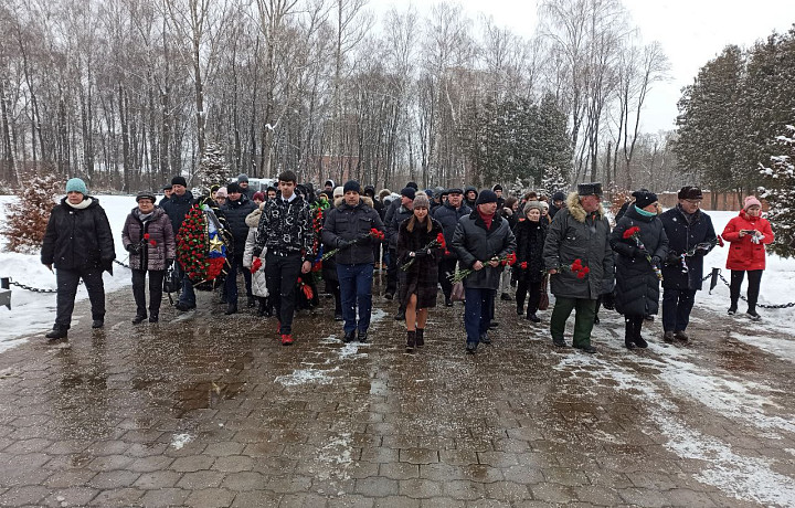 В Советском округе Тулы почтили память воинов, отдавших жизнь за Родину