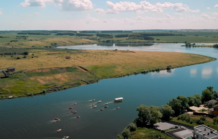 В селе Гремячее прошел крестный ход на воде