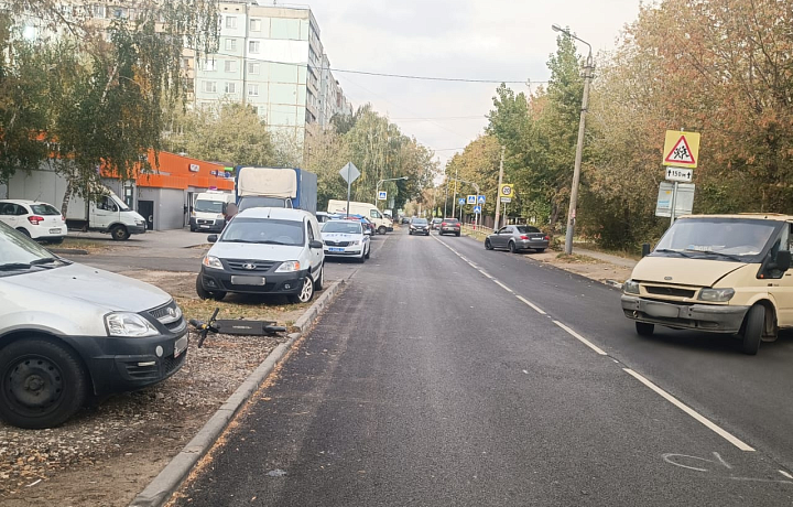 Водитель электросамоката врезался в Lada Largus на улице Луначарского в Туле