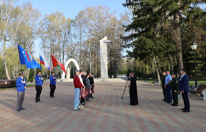 Призывников из Новомосковска торжественно проводили на срочную службу Призывников из Новомосковска торжественно проводили на срочную службу