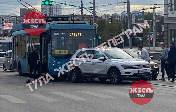 На улице Луначарского в Туле произошло тройное ДТП с троллейбусом и двумя иномарками