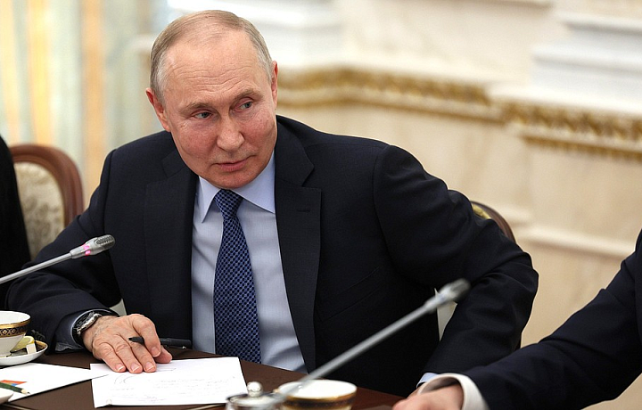 Президент Владимир Путин сообщил, что в России нет необходимости в военном положении