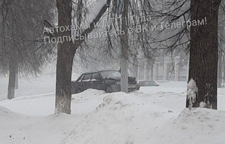 ﻿«ВАЗ» влетел в столб на улице Металлургов в Туле