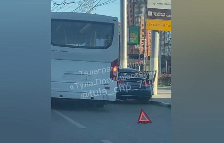 Из-за ДТП с автобусом и легковушкой на улице Советской в Туле образовалась пробка