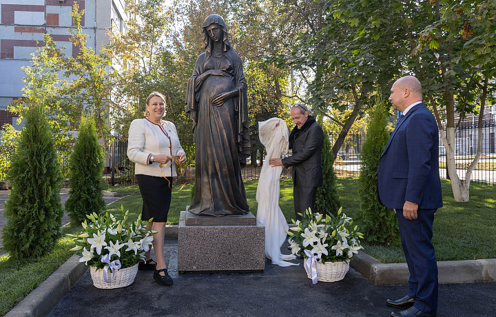 У перинатального центра в Туле открыли скульптуру «Богородица в ожидании»