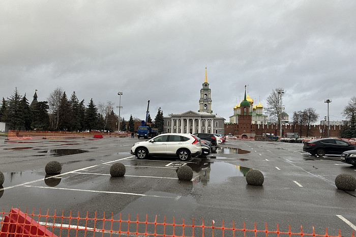 В Туле на площади Ленина начался монтаж Губернского катка