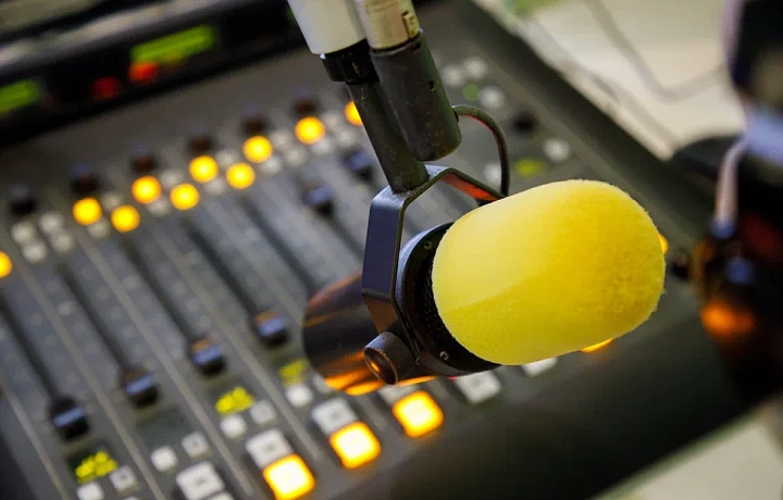 Вы их слышите, несмотря на волнение: тульские радиоведущие вспомнили свои первые прямые эфиры
