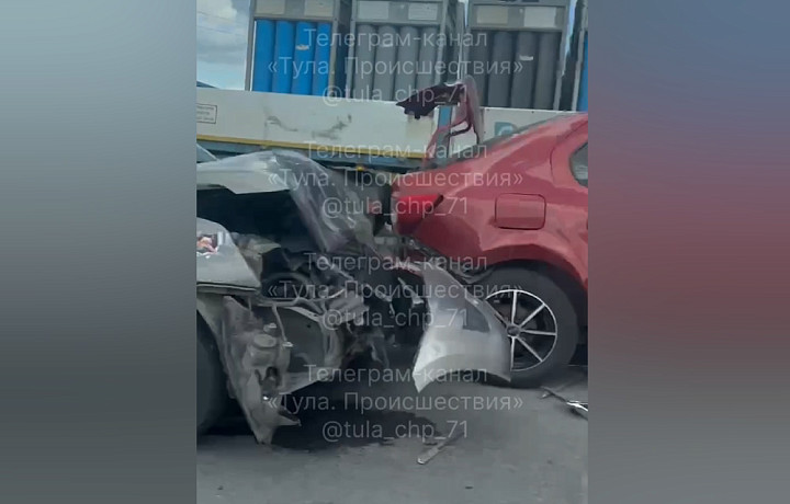Легковушки устроили тройное ДТП на трассе М-2 под Тулой Легковушки устроили тройное ДТП на трассе М-2 под Тулой