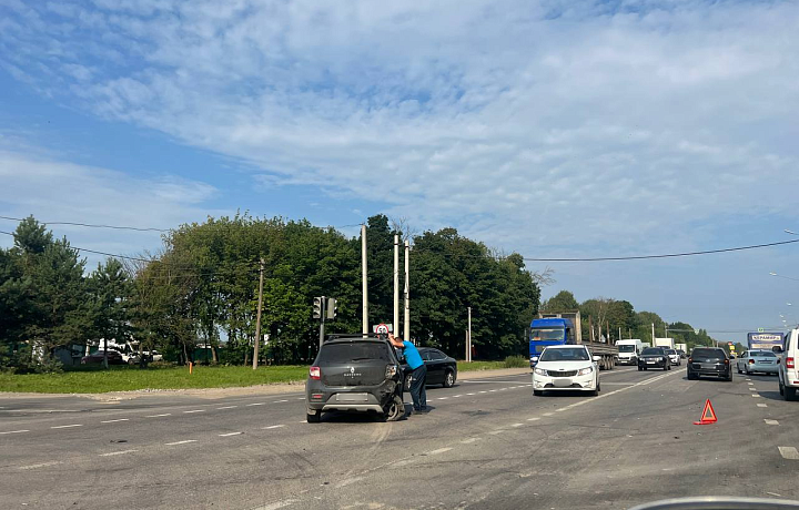 На Новомосковском шоссе Тулы столкнулись два автомобиля